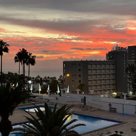 Americas With Pool View Apartmán
